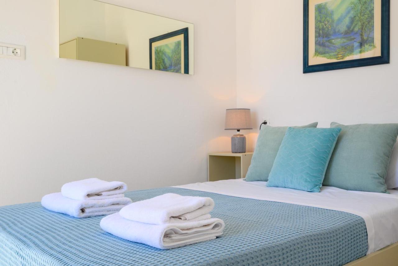 Artemis Apartment First Floor Елунда Екстер'єр фото