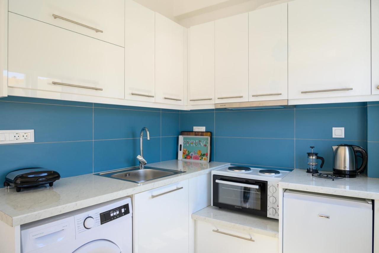 Artemis Apartment First Floor Елунда Екстер'єр фото