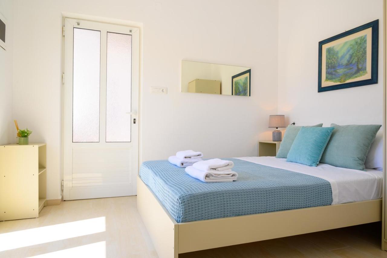 Artemis Apartment First Floor Елунда Екстер'єр фото