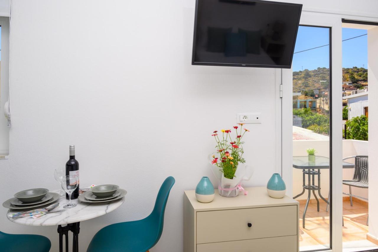 Artemis Apartment First Floor Елунда Екстер'єр фото