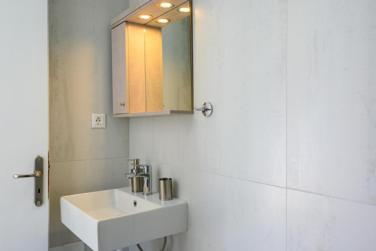 Artemis Apartment First Floor Елунда Екстер'єр фото